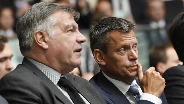 Před týdnem kouč Anglie Sam Allardyce (vlevo) sledoval po boku šéfa FA Martina Glenna slavnostní prezentaci EURO 2020. Nyní se stal objektem vyšetřování FA... Před týdnem kouč Anglie Sam Allardyce (vlevo) sledoval po boku šéfa FA Martina Glenna slavnostní prezentaci EURO 2020. Nyní se stal objektem vyšetřování FA...