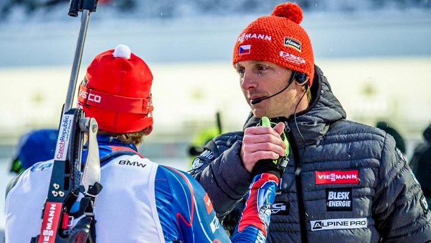 Šéftrenér Ondřej Rybář gratuluje benjamínkovi Adamu Václavíkovi. Šéftrenér Ondřej Rybář gratuluje benjamínkovi Adamu Václavíkovi.