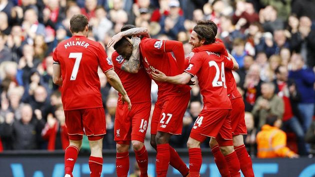 Fotbalisté Liverpoolu se radují po jedné z branek, kterou vstřelili Stoke. Fotbalisté Liverpoolu se radují po jedné z branek, kterou vstřelili Stoke.