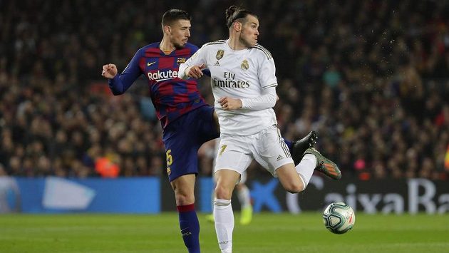 Gareth Bale z Realu Madrid (vpravo) a barcelonský Clement Lenglet během dohrávky Gareth Bale z Realu Madrid (vpravo) a barcelonský Clement Lenglet během dohrávky