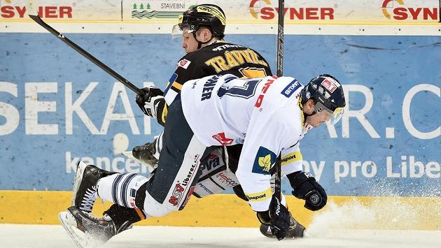 Vpředu Lukáš Derner z Liberce a vzadu Michal Trávníček z Litvínova v utkání 50. kola Tipsport extraligy. Vpředu Lukáš Derner z Liberce a vzadu Michal Trávníček z Litvínova v utkání 50. kola Tipsport extraligy.