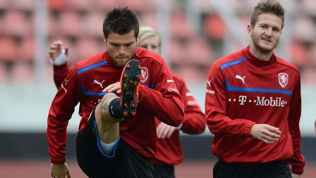Obránce Ondřej Čelůstka (vlevo) a Ondřej Mazuch na tréninku české reprezentace. Obránce Ondřej Čelůstka (vlevo) a Ondřej Mazuch na tréninku české reprezentace.