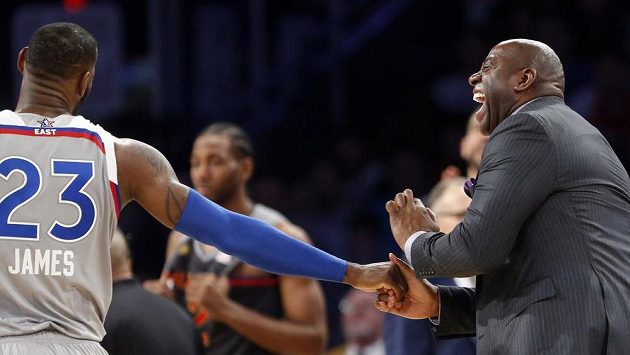 Bývalý basketbalista Magic Johnson (vpravo) během Utkání hvězd NBA. Vlevo je LeBron James. Bývalý basketbalista Magic Johnson (vpravo) během Utkání hvězd NBA. Vlevo je LeBron James.