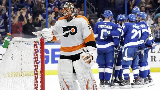 Hokejisté Tampy Bay se radují z gólu, v popředí smutný český brankář Philadelphie Michal Neuvirth. Hokejisté Tampy Bay se radují z gólu, v popředí smutný český brankář Philadelphie Michal Neuvirth.