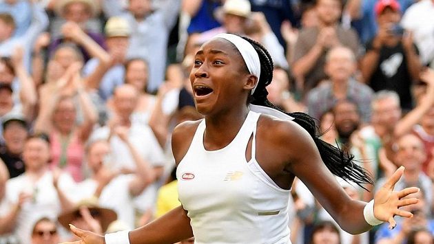 Patnáctiletá Američanka Cori Gauffová se raduje ze senzačního postupu do osmifinále Wimbledonu poté, co vyřadila Slovinku Polonu Hercogovou. Patnáctiletá Američanka Cori Gauffová se raduje ze senzačního postupu do osmifinále Wimbledonu poté, co vyřadila Slovinku Polonu Hercogovou.