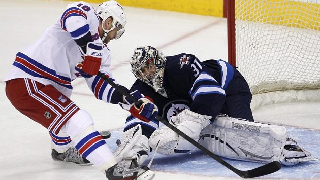 Brankář Winnipegu Ondřej Pavelec likviduje šanci Mariána Gáboríka z New Yorku Rangers. Brankář Winnipegu Ondřej Pavelec likviduje šanci Mariána Gáboríka z New Yorku Rangers.