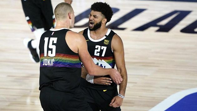 Basketbalisté Denveru Nuggets Jamal Murray (27) a Nikola Jokič (15) během prodloužení s Utahem.. Basketbalisté Denveru Nuggets Jamal Murray (27) a Nikola Jokič (15) během prodloužení s Utahem..