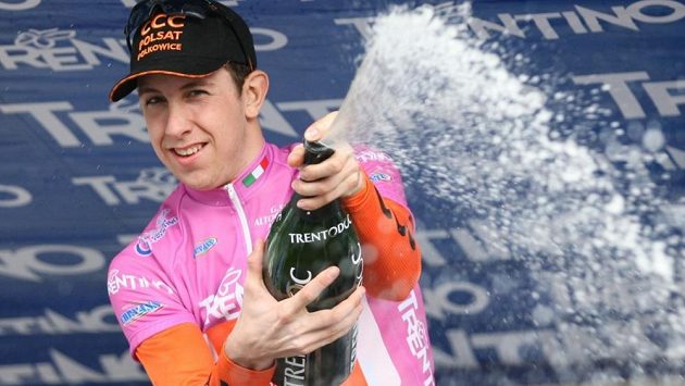 Mladý český cyklista Josef Černý slaví pozici lídra závodu Giro del Trentino. Mladý český cyklista Josef Černý slaví pozici lídra závodu Giro del Trentino.