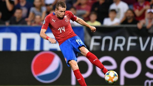 Jakub Jankto z úhlu napřáhl a byl z toho vedoucí gól českého týmu proti Černé Hoře. Jakub Jankto z úhlu napřáhl a byl z toho vedoucí gól českého týmu proti Černé Hoře.