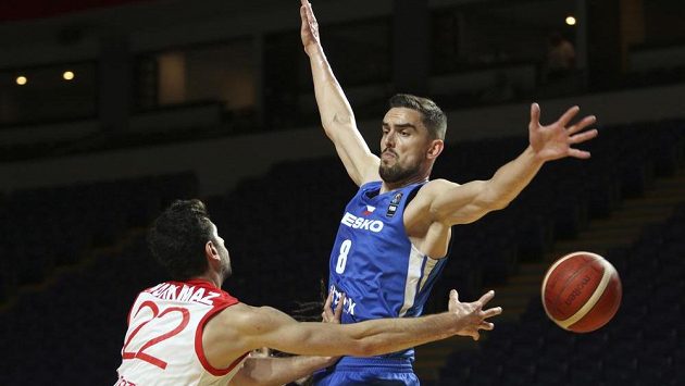 Tomáš Satoranský (vpravo) a Turek Furkan Korkmaz. Tomáš Satoranský (vpravo) a Turek Furkan Korkmaz.