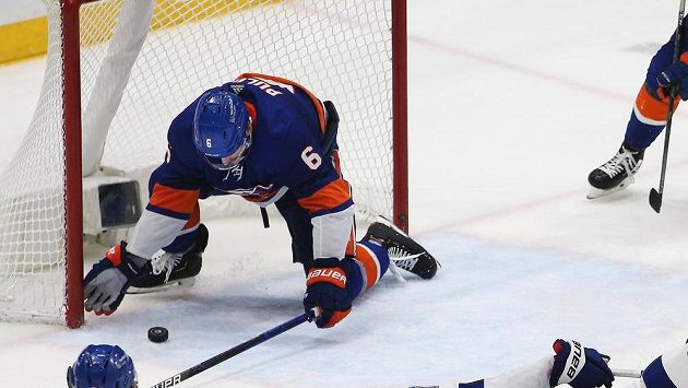 Hokejista NY Islanders Ryan Pulock v klíčovém zákroku čtvrtého semifinále play off NHL proti Tampě Bay. Hokejista NY Islanders Ryan Pulock v klíčovém zákroku čtvrtého semifinále play off NHL proti Tampě Bay.