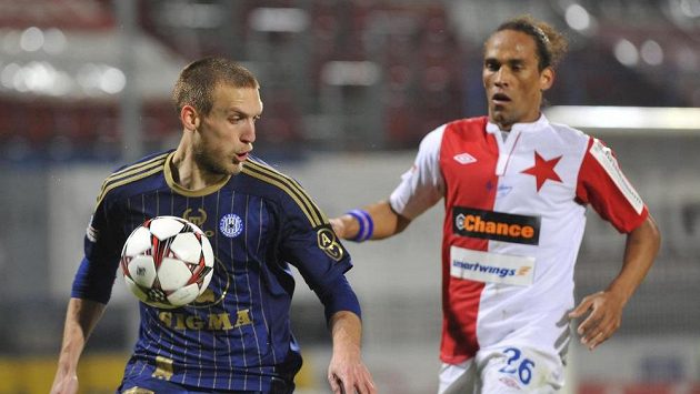 Martin Šindelář z Olomouce (vlevo) si kryje míč před Fernandem Nevesem ze Slavie. Martin Šindelář z Olomouce (vlevo) si kryje míč před Fernandem Nevesem ze Slavie.