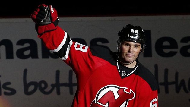 Jaromír Jágr přijímá gratulace jako největší hvězdá zápasu Ďáblů proti Philadelphii. Jaromír Jágr přijímá gratulace jako největší hvězdá zápasu Ďáblů proti Philadelphii.