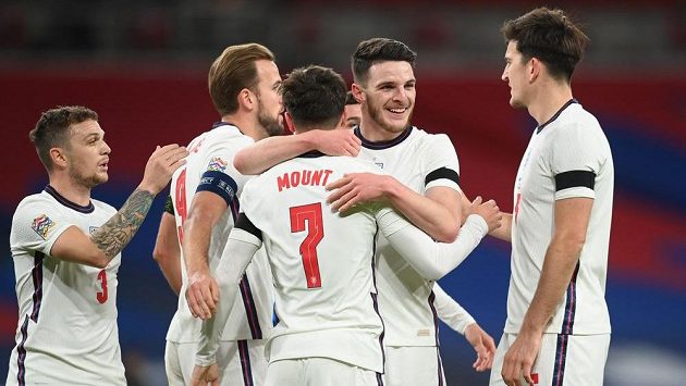 Anglický fotbalista Mason Mount se raduje z gólu proti Islandu. Anglický fotbalista Mason Mount se raduje z gólu proti Islandu.
