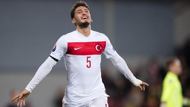 Turecký záložník Hakan Calhanoglu během utkání kvalifikace ME v Praze. Turecký záložník Hakan Calhanoglu během utkání kvalifikace ME v Praze.