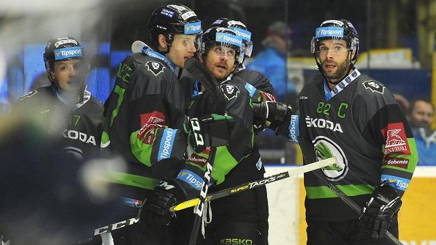Hokejisté Mladé Boleslavi (zleva) David Bernad, David Němeček, Lukáš Pabiška a Michal Vondrka se radují z gólu v Plzni. Hokejisté Mladé Boleslavi (zleva) David Bernad, David Němeček, Lukáš Pabiška a Michal Vondrka se radují z gólu v Plzni.