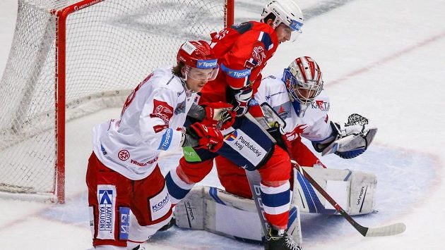 Pardubický hokejista Juraj Mikuš bojuje před brankou Třince v extraligovém utkání. Branku Ocelářů hájil Petr Kváča, v souboji s pardubickým soupeřem je třinecký Martin Gernát (vlevo). Pardubický hokejista Juraj Mikuš bojuje před brankou Třince v extraligovém utkání. Branku Ocelářů hájil Petr Kváča, v souboji s pardubickým soupeřem je třinecký Martin Gernát (vlevo).