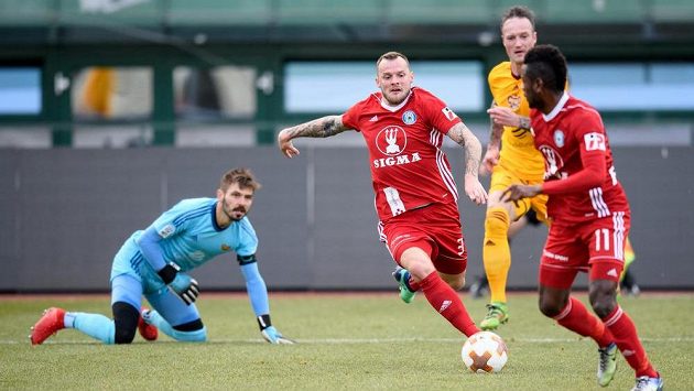 Olomoucký útočník Jakub Řezníček střílí gól na 1:1 proti domácí Dukle. Olomoucký útočník Jakub Řezníček střílí gól na 1:1 proti domácí Dukle.