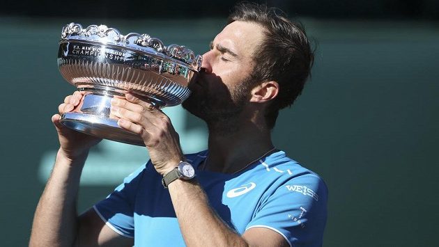 Steve Johnson s trofejí pro vítěze turnaje v Houstonu. Steve Johnson s trofejí pro vítěze turnaje v Houstonu.