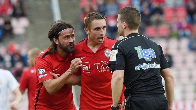 Zleva Pavel Zavadil a Jakub Šural z Brna a hlavní sudí Pavel Orel při utkání s Plzní. Zleva Pavel Zavadil a Jakub Šural z Brna a hlavní sudí Pavel Orel při utkání s Plzní.