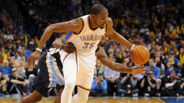 Tony Allen z Memphisu fauluje hvězdu Oklahomy Kevina Duranta (v popředí). Tony Allen z Memphisu fauluje hvězdu Oklahomy Kevina Duranta (v popředí).