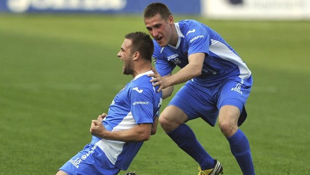 Antonín Fantiš z Baníku Ostrava (vlevo) se raduje se svým spoluhráčem Vlastimilem Stožickým z branky. Antonín Fantiš z Baníku Ostrava (vlevo) se raduje se svým spoluhráčem Vlastimilem Stožickým z branky.