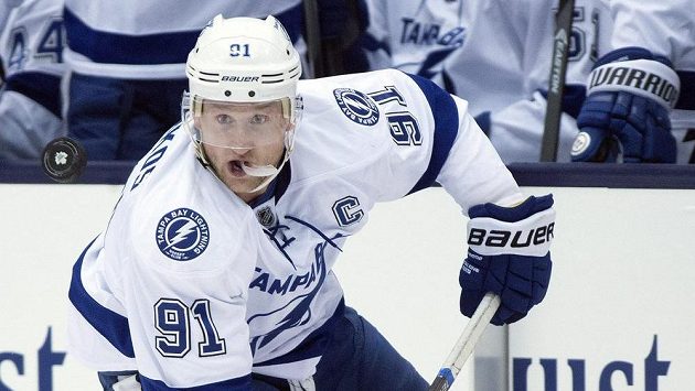 Kanaďan Stamkos se dlouhé pauze zaviněné zlomeninou holenní kosti rozjížděl pomalu. V posledních zápasech mu to ale lepí. Kanaďan Stamkos se dlouhé pauze zaviněné zlomeninou holenní kosti rozjížděl pomalu. V posledních zápasech mu to ale lepí.
