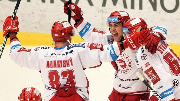 Třinečtí hokejisté se radují z gólu proti Zlínu, který vstřelil Ján Sýkora (vpravo). Třinečtí hokejisté se radují z gólu proti Zlínu, který vstřelil Ján Sýkora (vpravo).