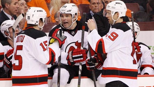 Jaromír Jágr (uprostřed) v debatě se spoluhráči z Devils. Vlevo Tuomo Ruutu, vpravo Travis Zajac. Jaromír Jágr (uprostřed) v debatě se spoluhráči z Devils. Vlevo Tuomo Ruutu, vpravo Travis Zajac.