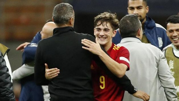 Šťastný debutant Gavi v objetí se španělským trenérem Luisem Enriquem Šťastný debutant Gavi v objetí se španělským trenérem Luisem Enriquem