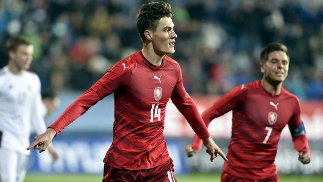 Čeští fotbalisté do 21 let Patrik Schick (vlevo) a Aleš Čermák se radují z gólu. Čeští fotbalisté do 21 let Patrik Schick (vlevo) a Aleš Čermák se radují z gólu.