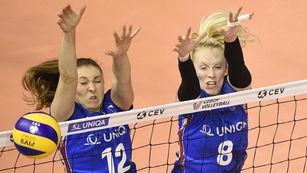 České volejbalistky (zleva) Michaela Mlejnková a Barbora Purchartová v duelu EL se Slovenskem. České volejbalistky (zleva) Michaela Mlejnková a Barbora Purchartová v duelu EL se Slovenskem.