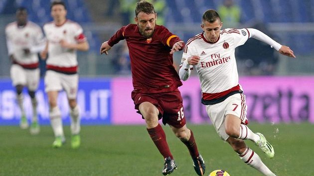 Jeremy Menez z AC Milán (vpravo) uniká Daniele de Rossimu z AS Řím. Jeremy Menez z AC Milán (vpravo) uniká Daniele de Rossimu z AS Řím.