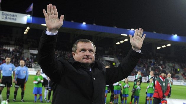 Utkání 16. kola první fotbalové ligy: Viktoria Plzeň - 1. FK Příbram 1. prosince v Plzni. Trenér Pavel Vrba se loučí se svým dosavadním týmem a s publikem. Utkání 16. kola první fotbalové ligy: Viktoria Plzeň - 1. FK Příbram 1. prosince v Plzni. Trenér Pavel Vrba se loučí se svým dosavadním týmem a s publikem.