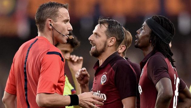 Vyloučený sparťan Marek Matějovský spílá italskému rozhodčímu Paolovi Mazzolenimu. Vyloučený sparťan Marek Matějovský spílá italskému rozhodčímu Paolovi Mazzolenimu.