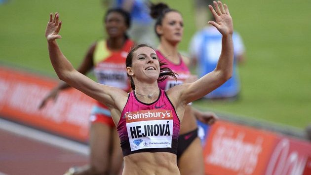 Zuzana Hejnová slaví svůj triumf na mítinku Diamantové ligy v Londýně. Zuzana Hejnová slaví svůj triumf na mítinku Diamantové ligy v Londýně.