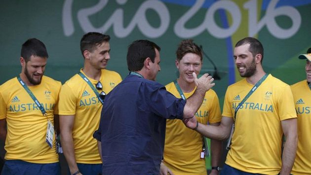 Australští sportovci se v olympijské vesnici zdraví se starostou Ria Eduardem Paesem. Australští sportovci se v olympijské vesnici zdraví se starostou Ria Eduardem Paesem.