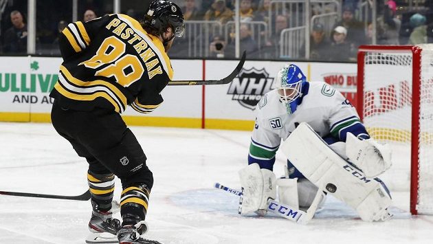 Brankář Vancouveru Canucks Jacob Markstrom zastavuje ránu českého útočníka Davida Pastrňáka z Bostonu v utkání NHL. Brankář Vancouveru Canucks Jacob Markstrom zastavuje ránu českého útočníka Davida Pastrňáka z Bostonu v utkání NHL.