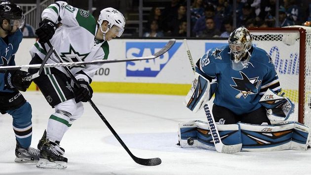 Ani Cody Eakin (20) z Dallasu si na Aarona Della (30) v bráně San Jose nepřišel. Ani Cody Eakin (20) z Dallasu si na Aarona Della (30) v bráně San Jose nepřišel.