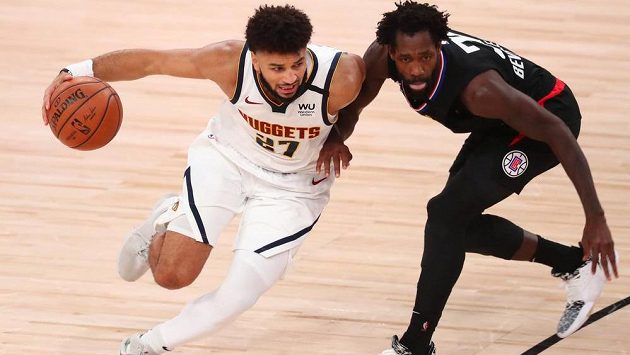 Rozehrávač Denveru Jamal Murray (vlevo) se snaží s míčem projít přes Patricka Beverleyho z LA Clippers. Rozehrávač Denveru Jamal Murray (vlevo) se snaží s míčem projít přes Patricka Beverleyho z LA Clippers.