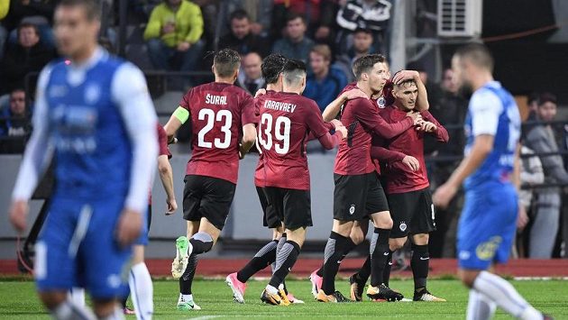 Fotbalisté Sparty se radují po vedoucím gólu na hřišti Znojma ve třetím kole MOL Cupu. Úspěšným střelcem byl Vatajelu. Fotbalisté Sparty se radují po vedoucím gólu na hřišti Znojma ve třetím kole MOL Cupu. Úspěšným střelcem byl Vatajelu.