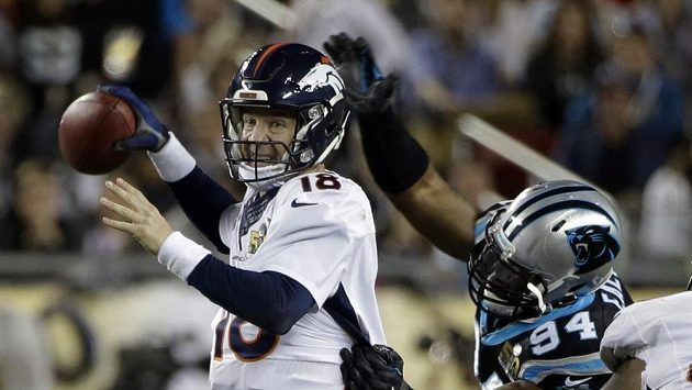 Peyton Manning (18) z Denver Broncos s Kony Ealy (94) v dresu Caroliny Panthers při finále ligy amerického fotbalu NFL. Peyton Manning (18) z Denver Broncos s Kony Ealy (94) v dresu Caroliny Panthers při finále ligy amerického fotbalu NFL.