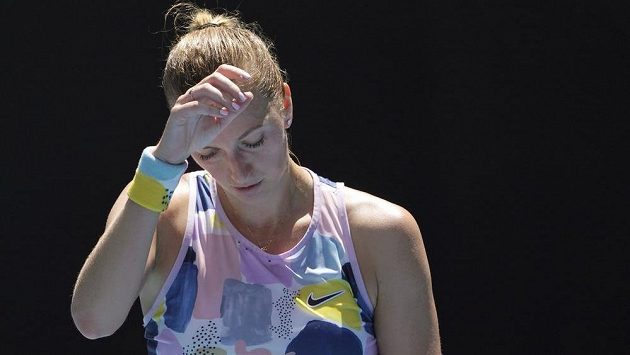 Petra Kvitová během čtvrtfinále s Australankou Ashleigh Bartyovou. Petra Kvitová během čtvrtfinále s Australankou Ashleigh Bartyovou.