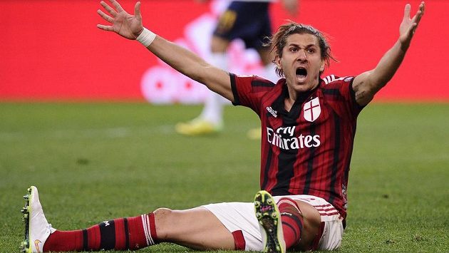 Alessio Cerci z AC Milán nespokojeně gestikuluje v ligovém utkání s Veronou. Alessio Cerci z AC Milán nespokojeně gestikuluje v ligovém utkání s Veronou.