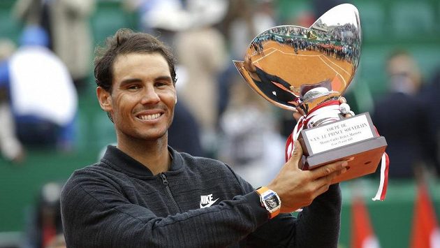 Rafael Nadal s trofejí pro vítěze turnaje v Monte Carlu. Rafael Nadal s trofejí pro vítěze turnaje v Monte Carlu.
