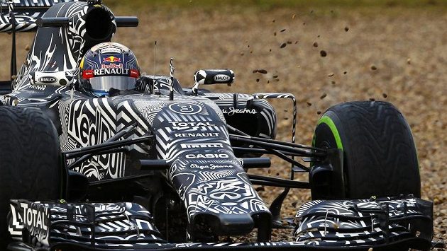 Když zebra ryje hlínu kolem trati... Red Bull pilota Daniela Ricciarda během úterních testů v Jerezu. Když zebra ryje hlínu kolem trati... Red Bull pilota Daniela Ricciarda během úterních testů v Jerezu.