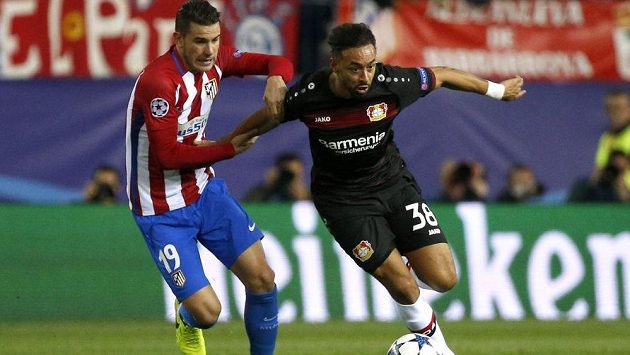 Karim Bellarabi z Leverkusenu prchá Lucasi Hernandézovi z Atlética Madrid. Karim Bellarabi z Leverkusenu prchá Lucasi Hernandézovi z Atlética Madrid.