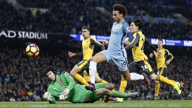 Petr Čech z Arsenalu při utkání s Manchesterem City. Na jeho branku útočí Leroy Sané. Petr Čech z Arsenalu při utkání s Manchesterem City. Na jeho branku útočí Leroy Sané.