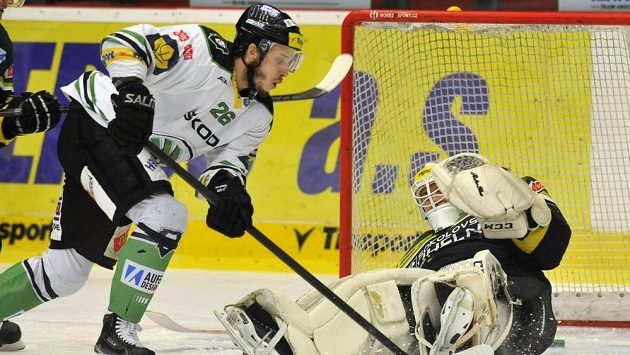 Mladoboleslavský útočník Martin Látal (vlevo) překonává karlovarského brankáře Tomáše Závorku. Mladoboleslavský útočník Martin Látal (vlevo) překonává karlovarského brankáře Tomáše Závorku.