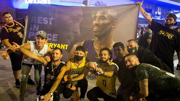 Oslavy fanoušků Los Angeles Lakers po zisku titulu týmu v NBA. Oslavy fanoušků Los Angeles Lakers po zisku titulu týmu v NBA.